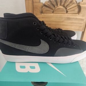 Nike SB Blzr Court Mid Shoes